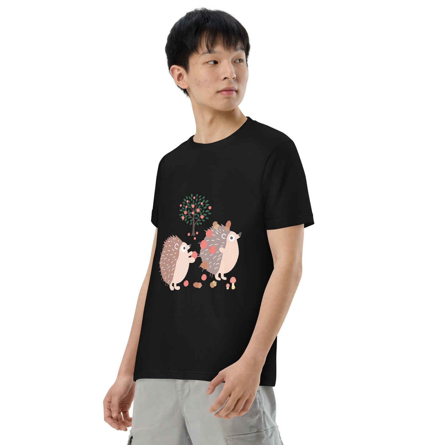 つい森のおとしものを針に刺して集めちゃう、ハリネズミTシャツ